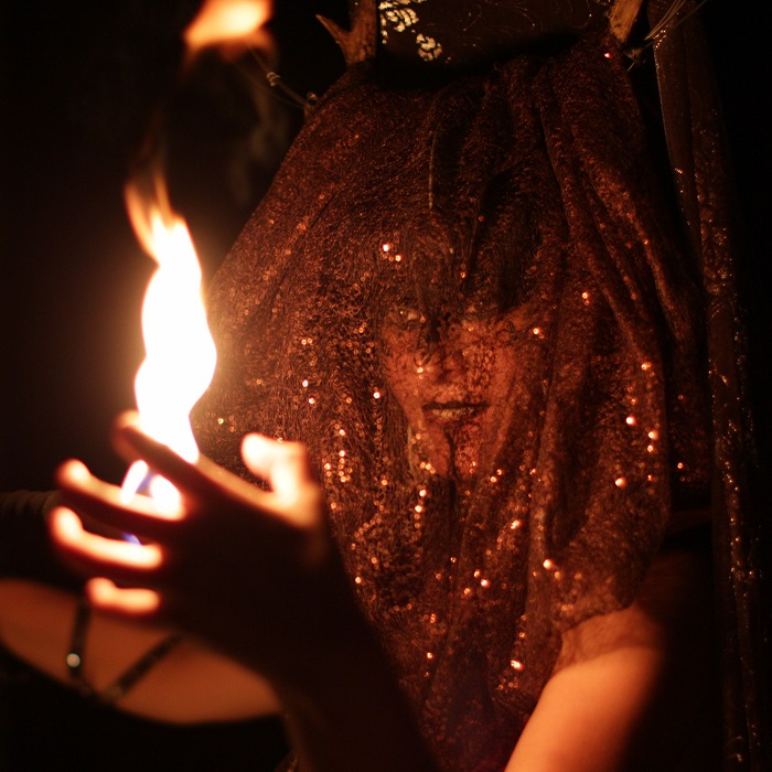 Performance enflammée d'une chamane du Moyen-Âge