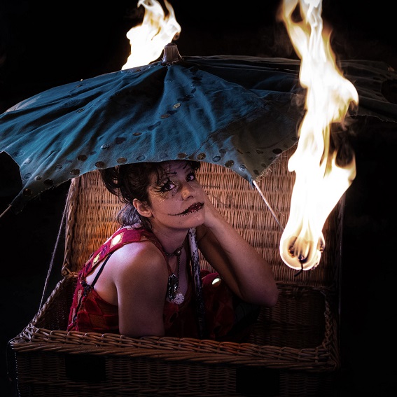 Lily : Un spectacle de Noël de feu avec artiste solo
